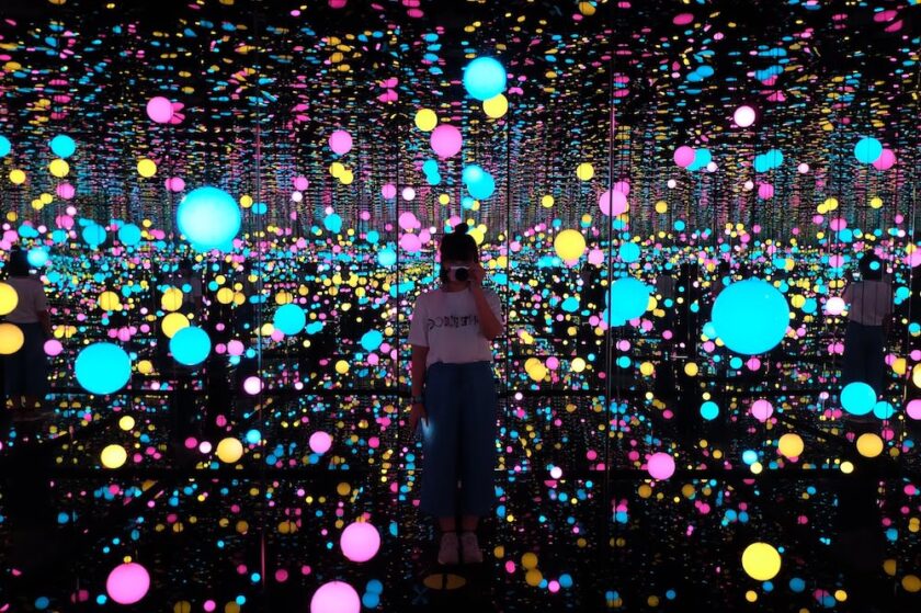 UN INFINITO SPAZIO DI LUCI CROMATICHE